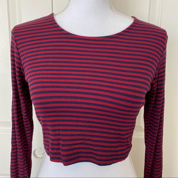 Lisakai Long Sleeve Crop Top - Picture 3 of 11